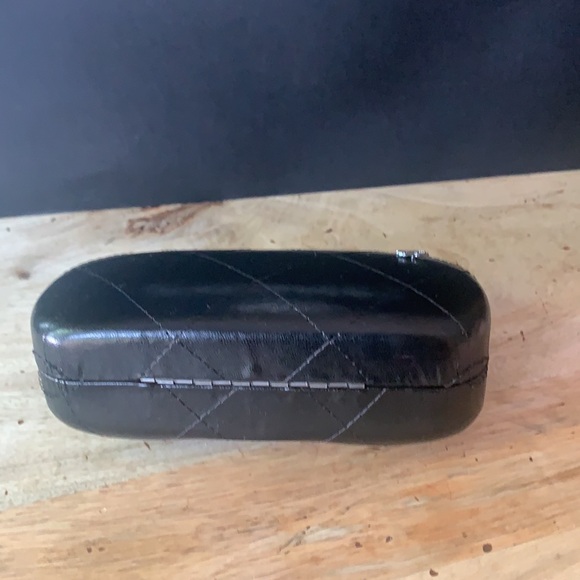 CHANEL Quilted Leather Sunglasses Case w/cleaning cloth - - Picture 3 of 9